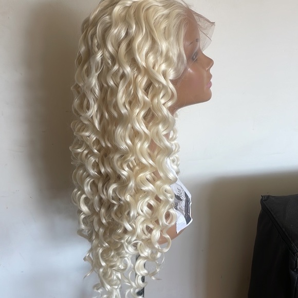 - 26” BLONDE CURLY Lace Front Wig *NWT*